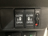【両側パワースライドドア】両側がパワースライドドアになっており、運転席のスイッチやスマートキーでも開閉が可能です!開口部も広いので乗り降りも楽々♪