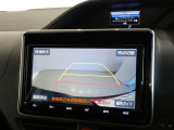 車庫入れや駐車で威力を発揮するのがバックモニター!ナビディスプレイに後ろの様子が映し出されるから安心です。