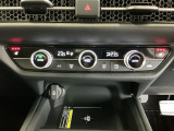 運転席/助手席シートヒーターで寒い日もすぐに温かくなり快適に過ごせます。3段階の温度調整が可能です
