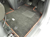 フロアマットも綺麗にクリーニングされています。