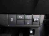 パーキングセンサーや横滑りを防ぐVSA等のスイッチ類は運転席の右側、手の届きやすい位置にあります。