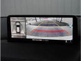 【360&deg;ビュー・モニター】専用カメラにより上から見下ろしたような視点で360度クルマの周囲を確認することができます。駐車が苦手な方でも縦列駐車や幅寄せ時に活躍してくれます。