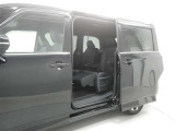 【両側パワースライドドア】両側パワースライドドア付きだから、狭い駐車スペースなどでの 乗り降りラクラク!小さなお子さまのいるご家庭には嬉しい装備。