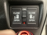【両側パワースライドドア】両側がパワースライドドアになっており、運転席のスイッチやスマートキーでも開閉が可能です!開口部も広いので乗り降りも楽々♪