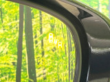 【ブラインドスポットモニター】走行中、ドアミラーの死角になりやすい箇所に後続車が接近するとサイドミラーのレンズに警告を表示!ドライバーに注意喚起をしてくれます。