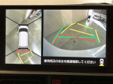 パノラミックビューモニター付きです。車両を上から見たような映像をディスプレイオーディオ画面に表示。運転席からの目視だけでは見にくい、車両周辺の状況をリアルタイムでしっかり確認できます。