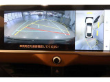 パノラミックビューモニター付きです。車両を上から見たような映像をディスプレイ画面上に表示。運転席からの目視だけでは見にくい、車両周辺の状況をリアルタイムでしっかり確認できます。
