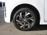 実車はアルミホイール組みの夏用タイヤを装着、この車両には冬用タイヤが付属しています。もちろん夏冬交換のうえで納車も可能です。