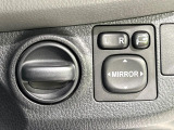 【電動格納ミラー】サイドミラーは電動格納式となっており、狭い駐車場でもキズがつくリスクを抑えられます。