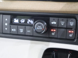 フルオートエアコンが装備されています!お好みの温度設定をするだけでエアコンの風量やモードの切り替えを自動でコントロールしてくれます!ユーザーの操作が少なく燃費走行にもつながります!