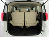 3列目シートは跳ね上げ式で折りたたみ可能です。キャンプ用品など大きな荷物もばっちり収納可能です。