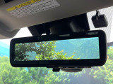 【スマートリヤビューミラー】後席の大きな荷物や同乗者で後方が確認しづらい時でも安心!カメラが撮影した車両後方の映像をルームミラー内に表示。クリアな視界で状況の確認が可能です!