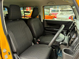 【フロントシート】インパネにシフトが付いているので足元広々!運転席から助手席の移動も楽々♪どちらからでも乗り降り出来るので、狭い場所の乗り降りも楽ちんですよ♪