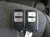 スマートキー付!キーを取り出さなくてもドアロックの施錠・開錠、エンジンの始動が出来ます!雨の日や荷物の多い日にとても便利ですね♪
