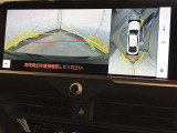 【パノラミックビューモニター】車を真上から見た状態をナビに映し出し、駐車時などをサポート☆クルマの斜め後ろなど、目が届きにくい箇所も確認できるため、いち早く障害物に気が付くことができます!