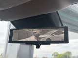 インテリジェントルームミラーです。鏡面がモニター映像に切替可能で、後部座席に人が座っていても後方を確認できます。