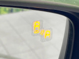 【ブラインドスポットモニタリング】走行中、ドアミラーの死角になりやすい箇所に後続車が接近するとサイドミラー付近に警告を表示、ドライバーに注意喚起をしてくれます。