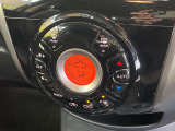 【オートエアコン】一度お好みの温度に設定すれば、車内の温度を検知し風量や温度を自動で調整。暑い&hellip;寒い&hellip;と何度もスイッチ操作をする必要はありません。快適な車内空間には必須の機能ですね♪