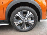 純正のアルミホイールが装着されてます。ボディデザインとマッチしておりカッコイイですね。