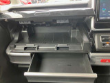 上下と2段階に分けられる大型のグローブボックス!車検証入れが楽々入る容量です♪