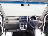 【すっきりとした運転席】視界が広く、運転しやすいコックピットです。隅々までクリーニング済みで、気持ちよくお乗りいただけます。