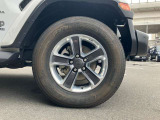 タイヤサイズは255/70R18です。