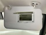 【運転席サンバイザー】鏡が付いているのでメイク直しなどにも便利★