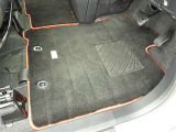 フロアマットも綺麗にクリーニングされています。
