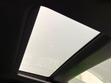 【パノラマルーフ】大型のガラスルーフ搭載で車内の解放感が一気にアップ!開放的なドライブをお楽しみいただけます。