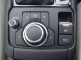 運転中、視線を外さず操作が可能なマツダコネクトのコントロール部分です。大きなダイヤルとスイッチで構成されているので、とても操作がし易いです。