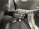 一定速度の走行をアシストしてくれるクルーズコントロール付き。お好みの速度を設定すれば、アクセルを踏まずに速度を保って走行してくれます。高速道路などの走行に便利です。ブレーキを踏めば簡単に解除出来ます。