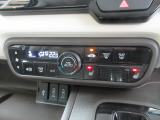 オートエアコンタイプなので細かい操作なしで快適温度に調整してくれます。シートヒーター付きで、冷えた車内でもスイッチを押せば数秒で座面と背もたれがあたたかくなります。