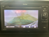 【バックカメラ】運転が苦手な方も車庫入れラクラクです!ギアをリバースに入れれば自動的に切り換わりますので、面倒な操作は不要です♪狭い駐車場もお車を傷つけず安心ですね!