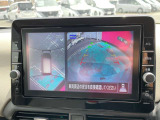 車を真上から見ているように、周囲の状況を把握しながら安心して駐車が行えるアラウンドビューモニター装備!
