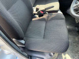 中古車両ですから、シートなどのインテリアに使用感や経年劣化が見られるものの、目立つ様な大きなダメージはなく、主要装備類に動作不良などの故障は有りません!