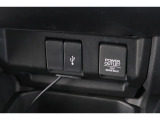 スマートフォンなどの音楽再生が可能なUSB接続ジャック装備車両です♪♪♪