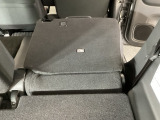 リアシートは簡単に倒すことができるので、ラゲッジルームも広がります。