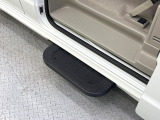 【オートステップ】オートステップは、車両の乗降をサポートする電動補助ステップで、軽自動車から大型バスまで幅広く対応しています。