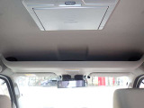 オーバーヘッドコンソールがございますので物を分けて収納する事が可能です♪