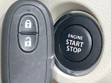 【キーレススタートシステム】カバンやポケットに入れたままでもドアの施錠・解錠が可能なスマートキーを装備。エンジンのオン・オフ時もカギを取り出す必要が無いからとっても便利です♪