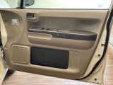 【運転席内ドア 】ミラー操作やウィンドウ開閉スイッチはドライバー目線で配置され、快適な操作性を実現!