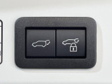 【パワーバックドア】スマートキーや運転席のボタンを押すだけでリアゲートが自動で開閉します!荷物を持っている時や、高い位置にあるバックドアを閉める際に便利な機能です♪
