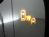 【BSM(ブラインドスポットモニター)】・・・隣の車線を走る車両をレーダーで感知。車両を感知するとドアミラーに搭載されたLEDインジケーターが点灯。