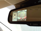 空の上から見下ろすような視点で駐車が出来る「アラウンドビューモニター」がルームミラーに表示されますので、駐車が苦手な方にも心強い味方になってくれるはずです♪