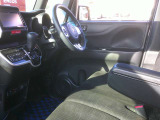 運転しやすい運転席回りにオシャレな内装になっています!長いドライブも安心で楽しさも倍増!!