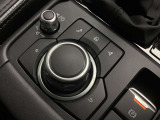 「MAZDAコネクト」コマンダー部 手元を見ることなく操作出来るように左手を自然に降ろした位置に設置。シンプルで使いやすく、機能を覚えやすいボタン配置になっています。