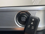 【スマートキー】カバンやポケットに入れたままでもドアの施錠・解錠が可能なスマートキーを装備。エンジンのオン・オフ時もカギを取り出す必要が無いからとっても便利です♪