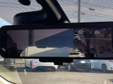 車両後方のカメラ映像をミラーに映し出して、いつでもクリアーな後方視界を確保できる『インテリジェントルームミラー』が装備されています。通常ミラーにも簡単に切り替えが出来ます。♪
