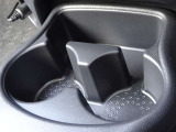 ドリンクホルダー★すぐ手が届く位置にドリンクホルダーを装備しています。運転中の水分補給もご安心です♪