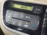 【オートエアコン】一度お好みの温度に設定すれば、車内の温度を検知し風量や温度を自動で調整。暑い&hellip;寒い&hellip;と何度もスイッチ操作をする必要はありません。快適な車内空間には必須の機能ですね♪